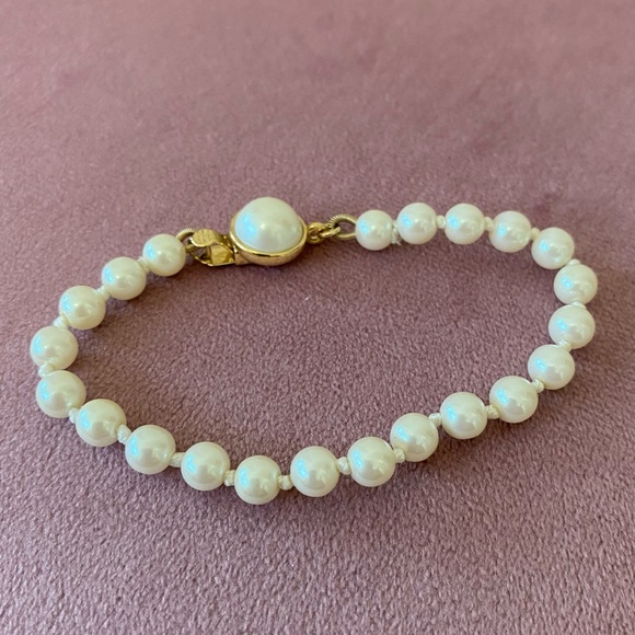 VINTAGE CAROLEE GOLD TONE PEARL BRACELET - Picture 2 of 10